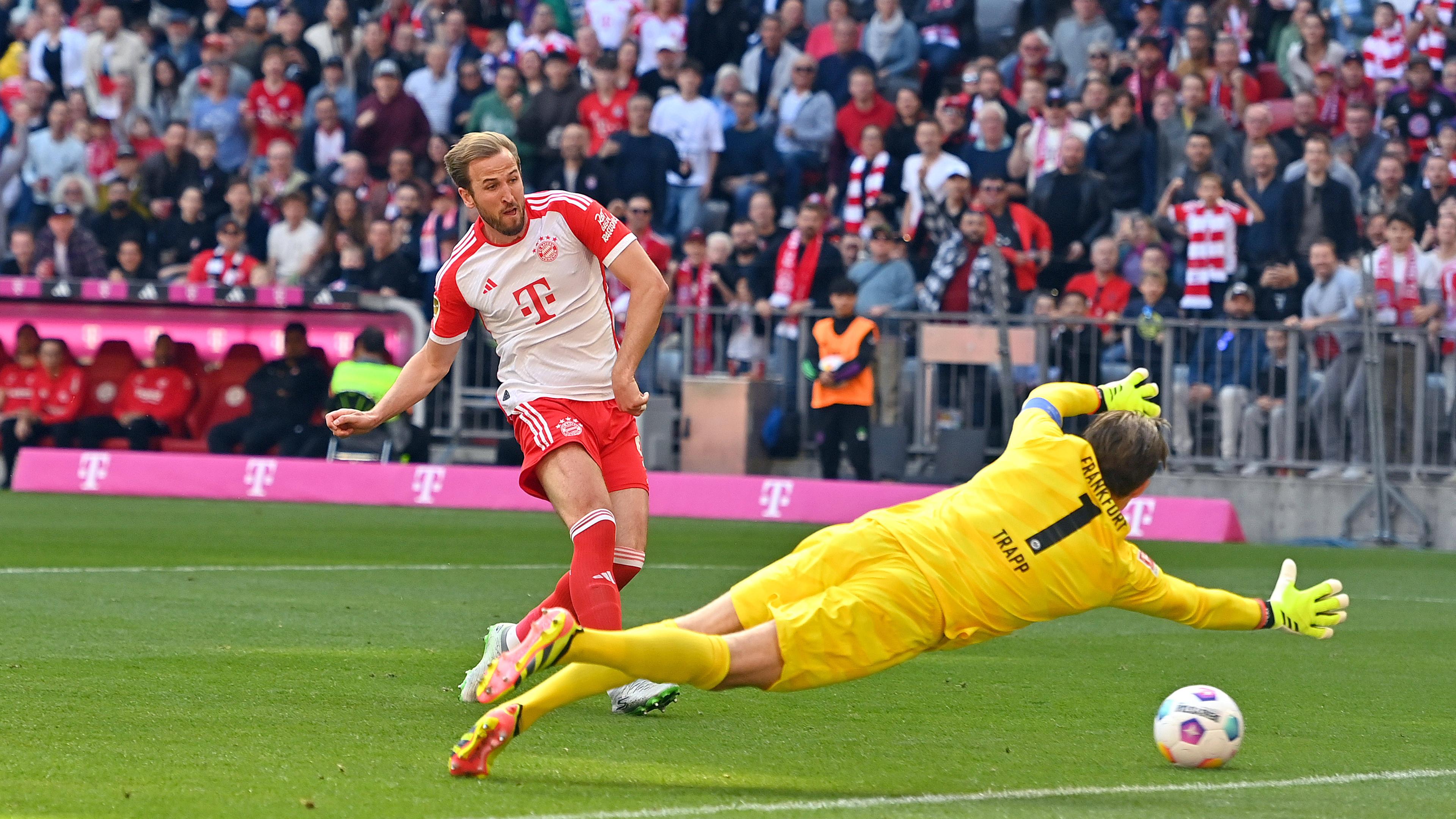 Bayerns Harry Kane beim Torschuss gegen Frankfurts Torwart Kevin Trapp am 27.04.2024.