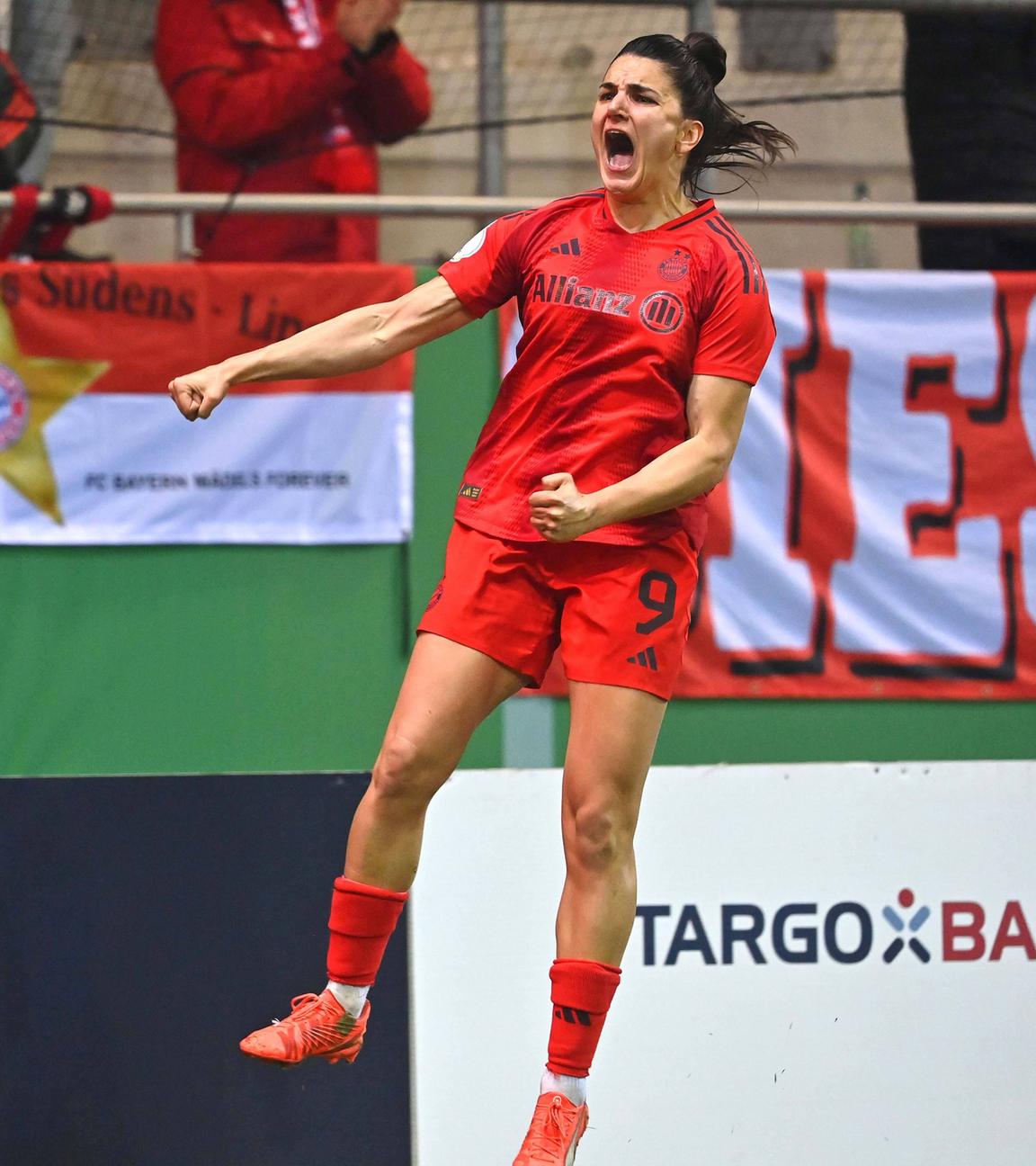 Lea Schüller (11, FC Bayern München), Doorsoun Sara (23, Eintracht Frankfurt) und Wolter Pia-Sophie (17, Eintracht Frankfurt)