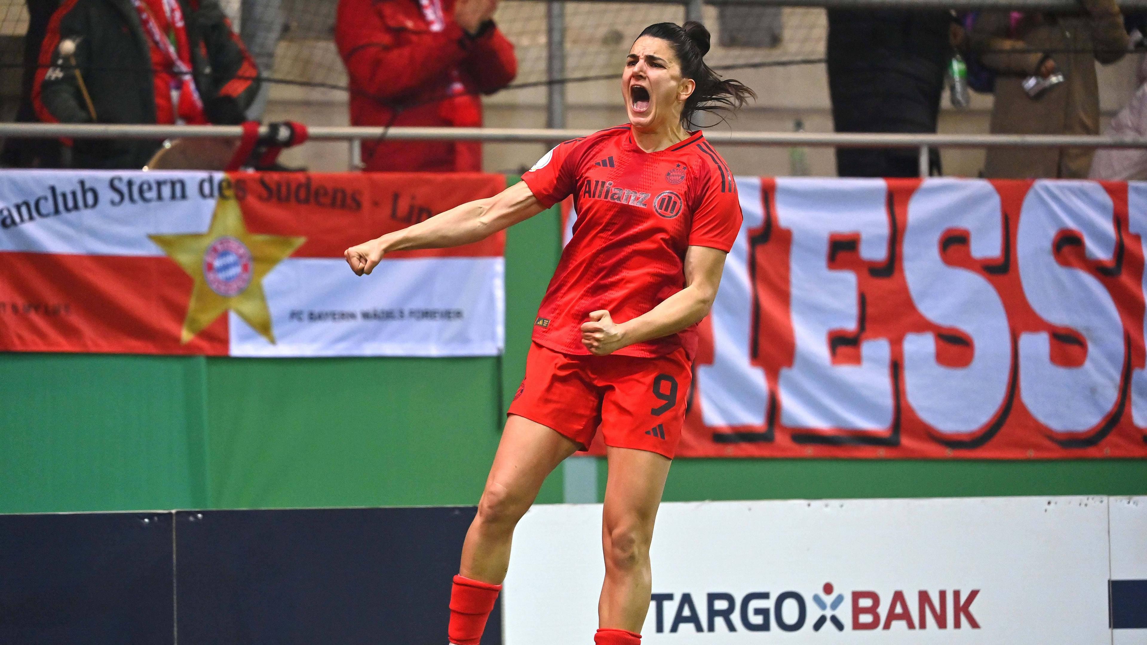 Lea Schüller (11, FC Bayern München), Doorsoun Sara (23, Eintracht Frankfurt) und Wolter Pia-Sophie (17, Eintracht Frankfurt)