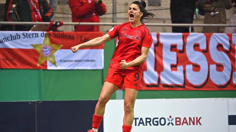 Lea Schüller (11, FC Bayern München), Doorsoun Sara (23, Eintracht Frankfurt) und Wolter Pia-Sophie (17, Eintracht Frankfurt)