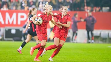 Pernille Harder und Klara Bühl jubeln: Die Bayern stehen im Halbfinale des DFB-Pokals