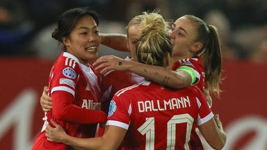 Frauen-Champions League, FC Bayern - Valerenga: Momoko Tanikawa (links) wird für ihr Tor zum 1:0 gefeiert.