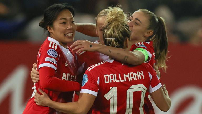 Frauen-Champions League, FC Bayern - Valerenga: Momoko Tanikawa (links) wird für ihr Tor zum 1:0 gefeiert.