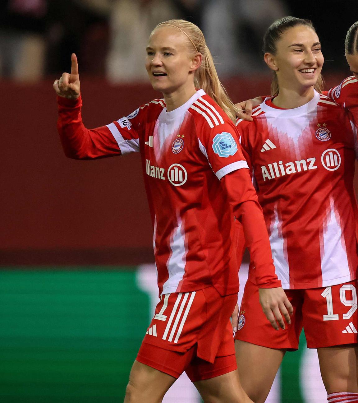 Die italienische Mittelfeldspielerin #27 Arianna Caruso (r.) vom FC Bayern München jubelt mit ihren Mitspielerinnen über einen Treffer, der nach VAR-Überprüfung wegen Abseits aberkannt wird, beim UEFA Women’s Champions League-Spiel gegen Vålerenga Fotball in München am 17. Dezember 2025.