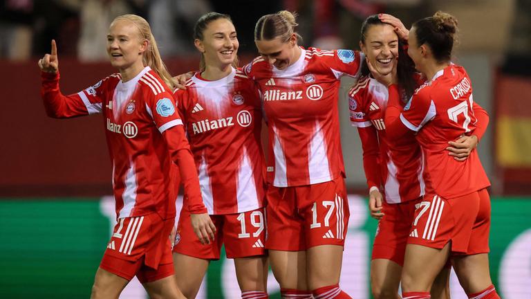 Die italienische Mittelfeldspielerin #27 Arianna Caruso (r.) vom FC Bayern München jubelt mit ihren Mitspielerinnen über einen Treffer, der nach VAR-Überprüfung wegen Abseits aberkannt wird, beim UEFA Women’s Champions League-Spiel gegen Vålerenga Fotball in München am 17. Dezember 2025.
