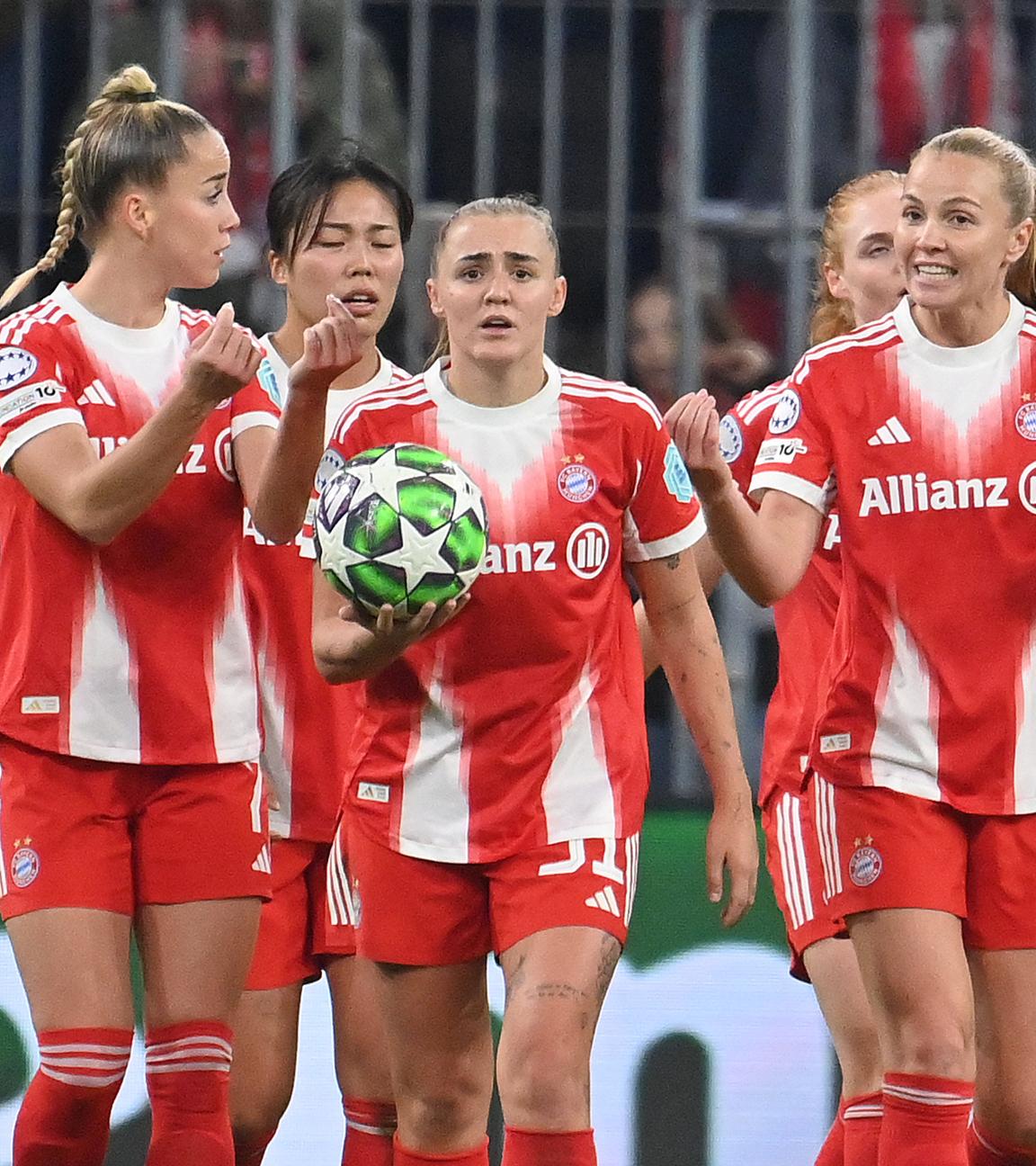 Giulia Gwinn, Momoko Tanikawa, Georgia Stanway, Glodis Perla Viggosdottir (von links) unterhalten sich und gestikulieren im Spiel des FC Bayern gegen Arsenal.