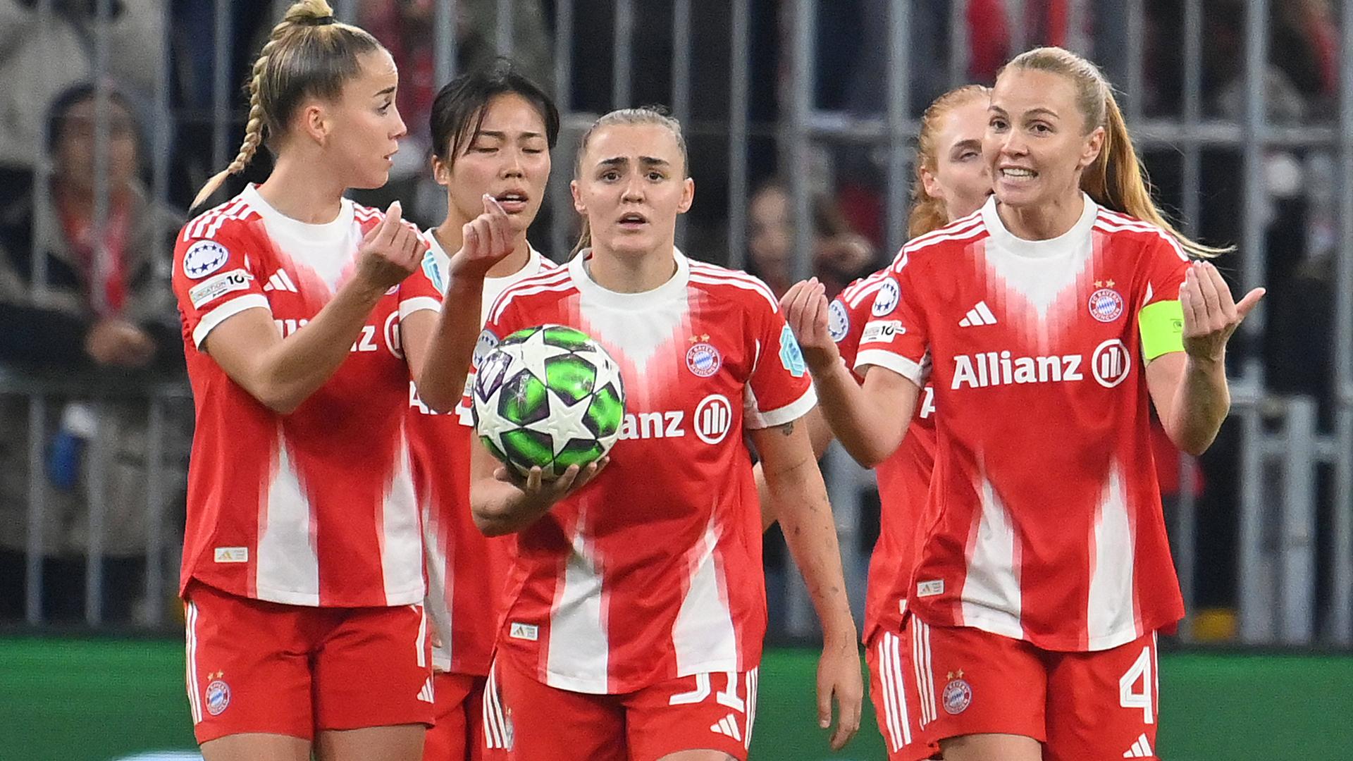 Giulia Gwinn, Momoko Tanikawa, Georgia Stanway, Glodis Perla Viggosdottir (von links) unterhalten sich und gestikulieren im Spiel des FC Bayern gegen Arsenal.