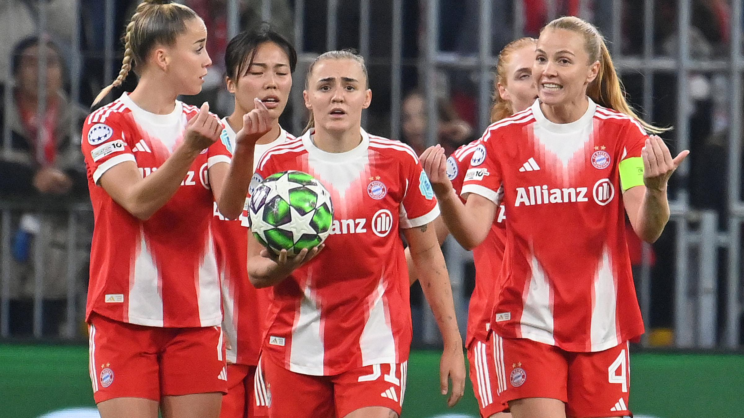 Giulia Gwinn, Momoko Tanikawa, Georgia Stanway, Glodis Perla Viggosdottir (von links) unterhalten sich und gestikulieren im Spiel des FC Bayern gegen Arsenal.