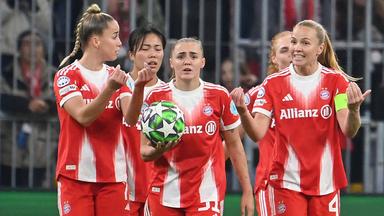 Giulia Gwinn, Momoko Tanikawa, Georgia Stanway, Glodis Perla Viggosdottir (von links) unterhalten sich und gestikulieren im Spiel des FC Bayern gegen Arsenal.