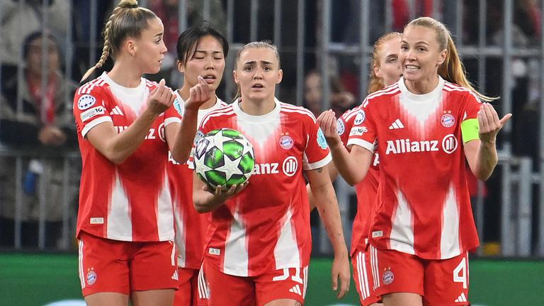 Giulia Gwinn, Momoko Tanikawa, Georgia Stanway, Glodis Perla Viggosdottir (von links) unterhalten sich und gestikulieren im Spiel des FC Bayern gegen Arsenal.