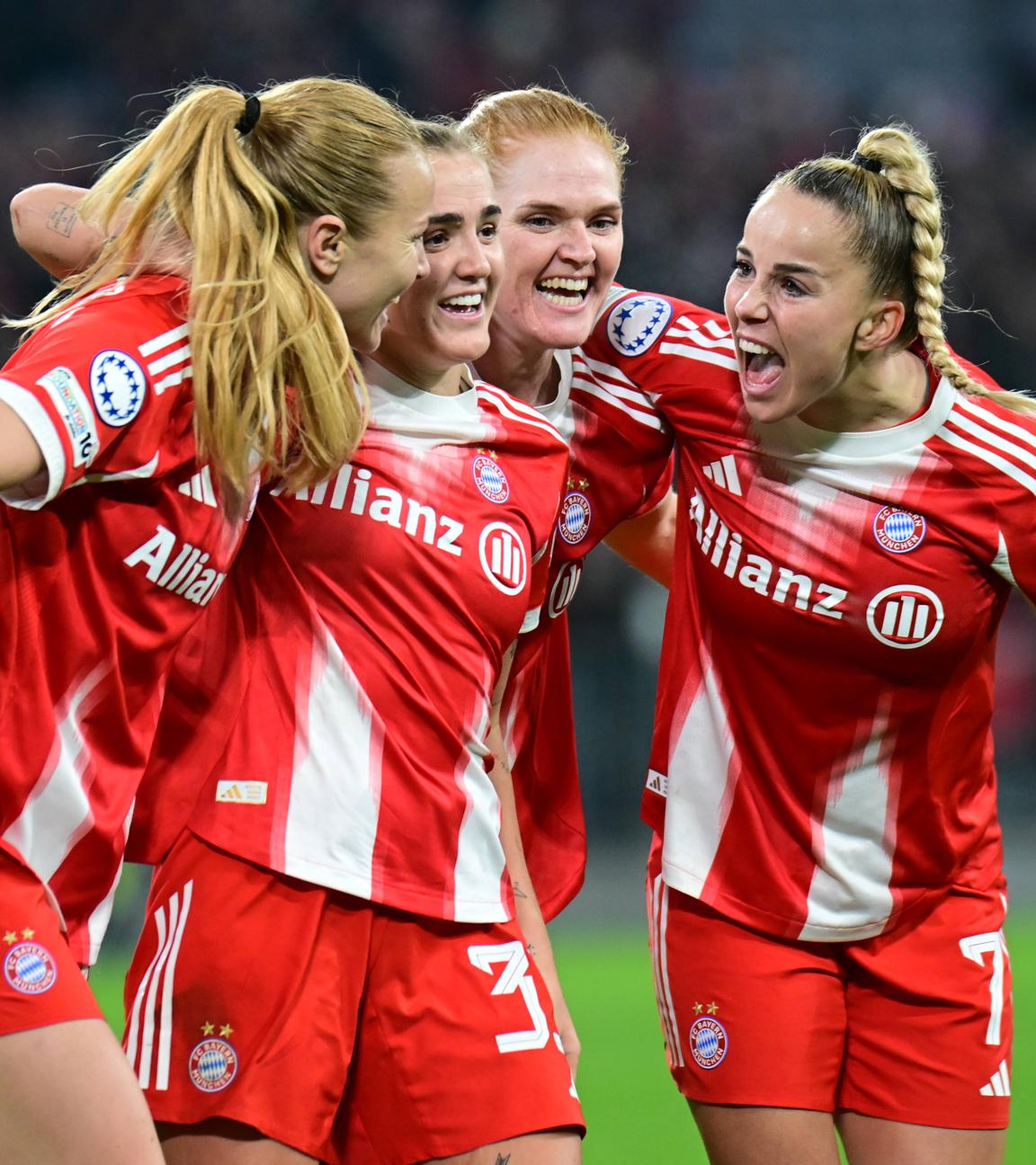Die Fußballerinnen Giulia Gwinn, Stine Ballisager, Georgia Stanway und Glódís Perla Viggósdóttir jubeln beim Champions-League-Sieg gegen Arsenal.