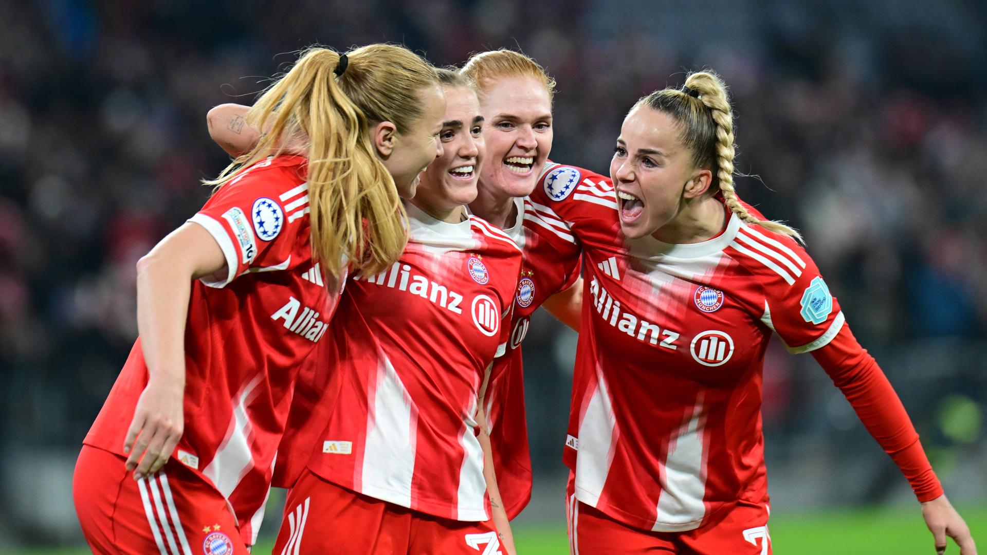 Die Fußballerinnen Giulia Gwinn, Stine Ballisager, Georgia Stanway und Glódís Perla Viggósdóttir jubeln beim Champions-League-Sieg gegen Arsenal.