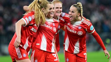 Die Fußballerinnen Giulia Gwinn, Stine Ballisager, Georgia Stanway und Glódís Perla Viggósdóttir jubeln beim Champions-League-Sieg gegen Arsenal.