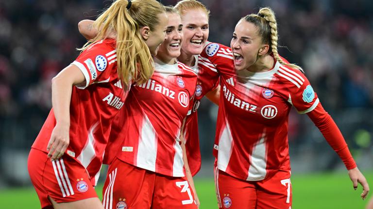 Die Fußballerinnen Giulia Gwinn, Stine Ballisager, Georgia Stanway und Glódís Perla Viggósdóttir jubeln beim Champions-League-Sieg gegen Arsenal.