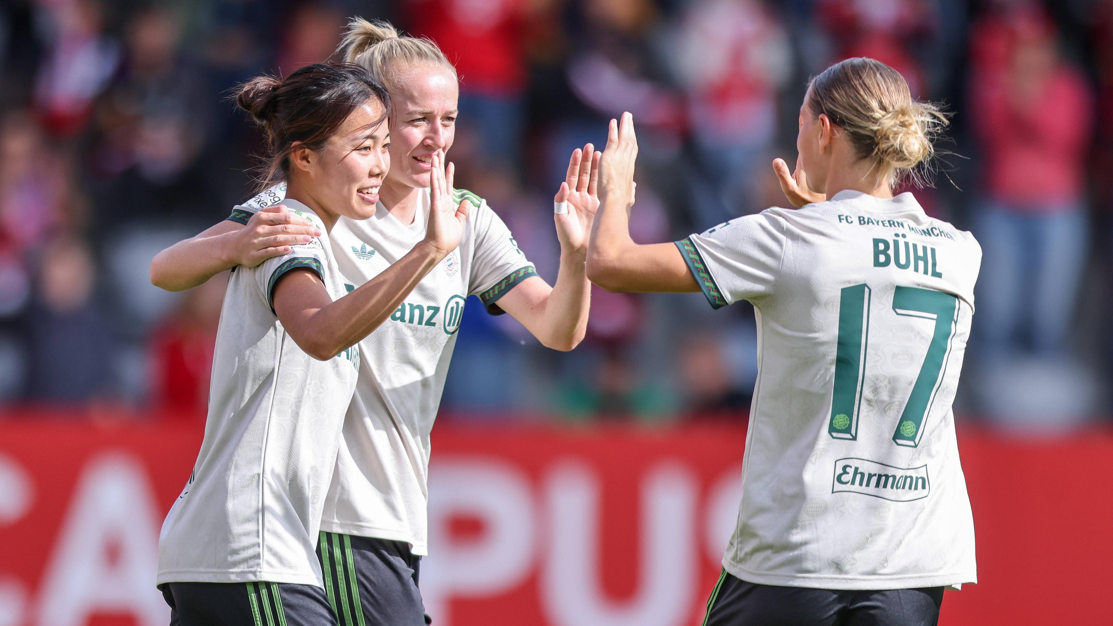 FC Bayern München - Werder Bremen: Momoko Tanikawa jubelt mit Lea Schüller über ihr Tor zum 2:0