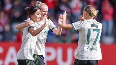 FC Bayern München - Werder Bremen: Momoko Tanikawa jubelt mit Lea Schüller über ihr Tor zum 2:0