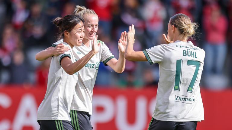 FC Bayern München - Werder Bremen: Momoko Tanikawa jubelt mit Lea Schüller über ihr Tor zum 2:0