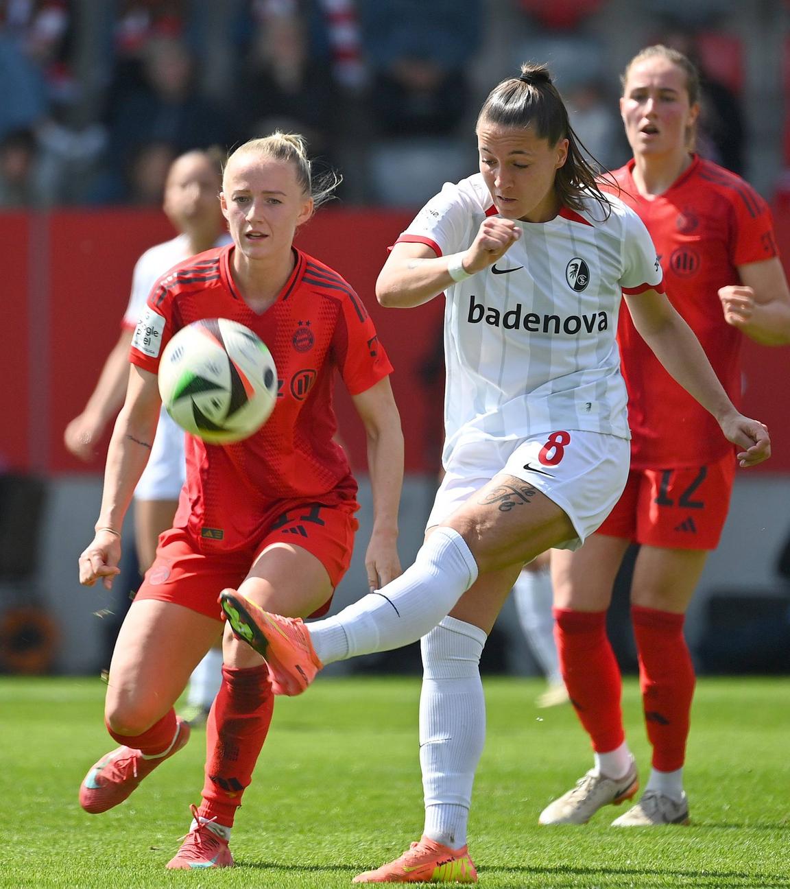 Münchens Lea Schüller und Freiburgs Selina Vobian im Kampf um den Ball beim Spiel am 27.04.2025.