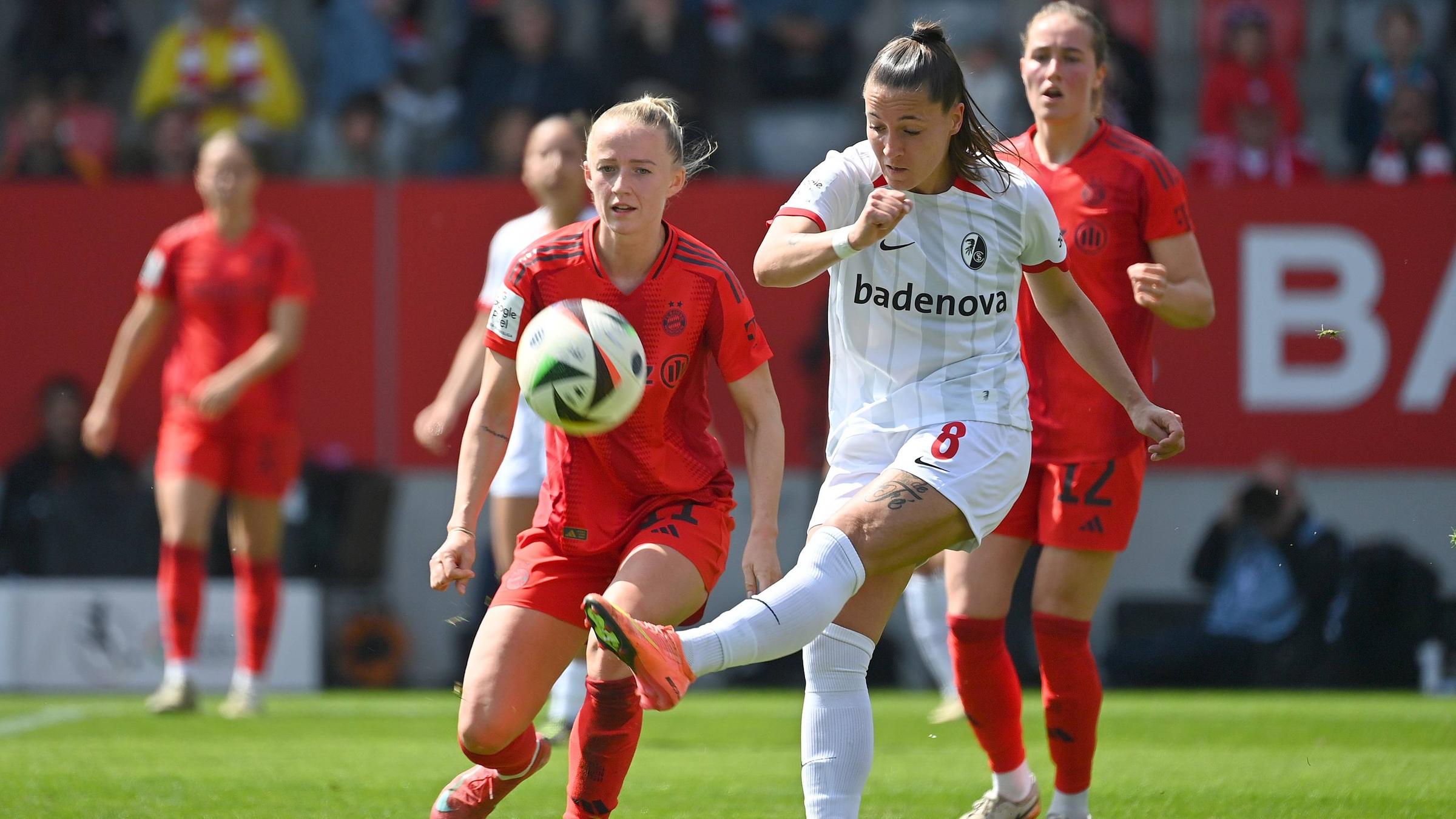 Münchens Lea Schüller und Freiburgs Selina Vobian im Kampf um den Ball beim Spiel am 27.04.2025.