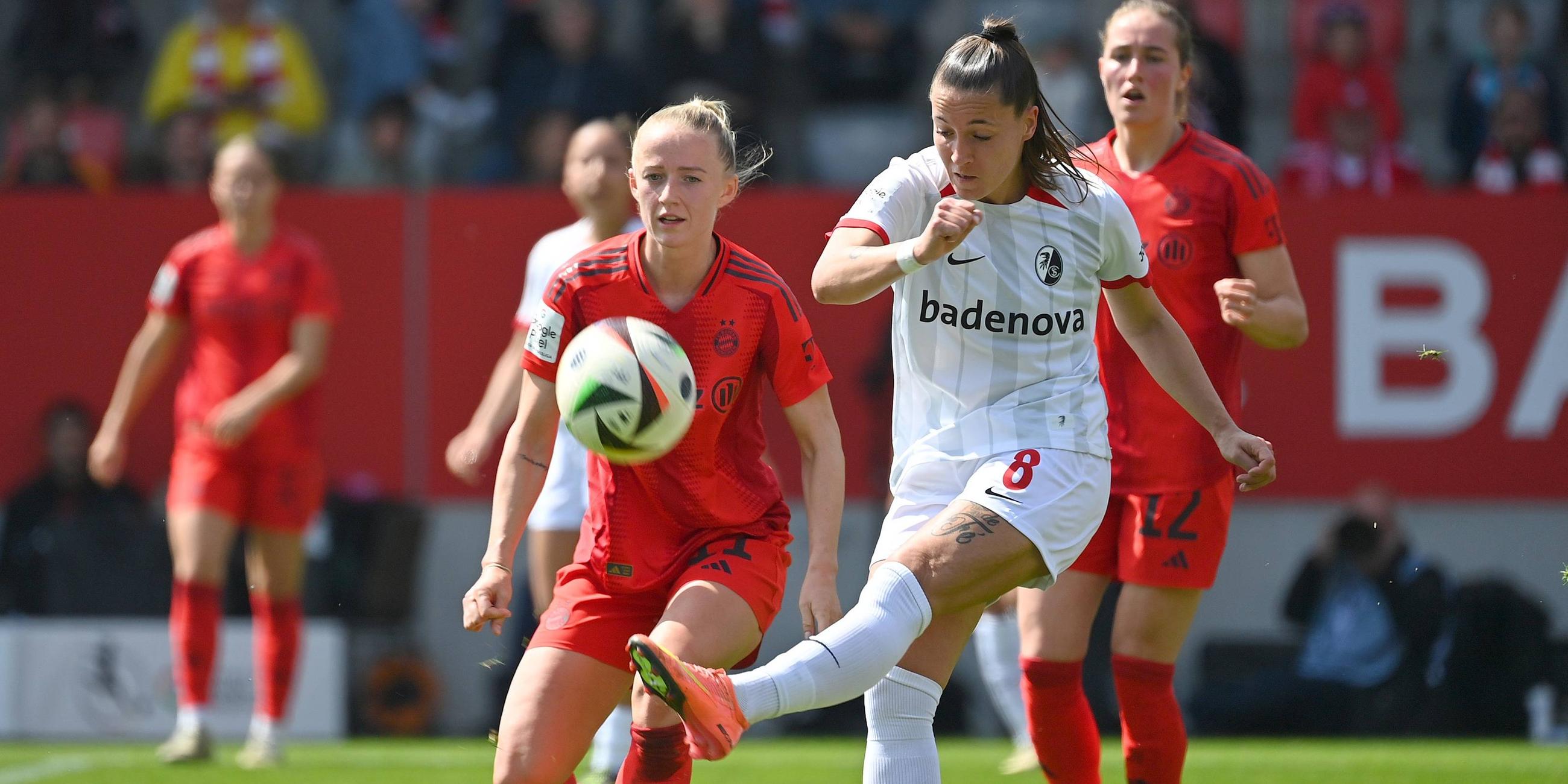 Münchens Lea Schüller und Freiburgs Selina Vobian im Kampf um den Ball beim Spiel am 27.04.2025.