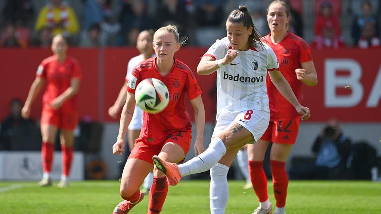 Münchens Lea Schüller und Freiburgs Selina Vobian im Kampf um den Ball beim Spiel am 27.04.2025.