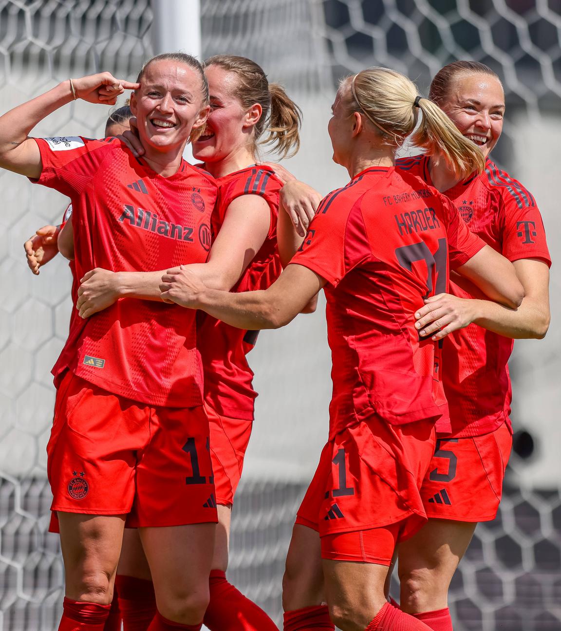 Münchens Torschützin Lea Schüller jubelt mit dem Team zum 1:0 gegen Freiburg am 27.04.2025.