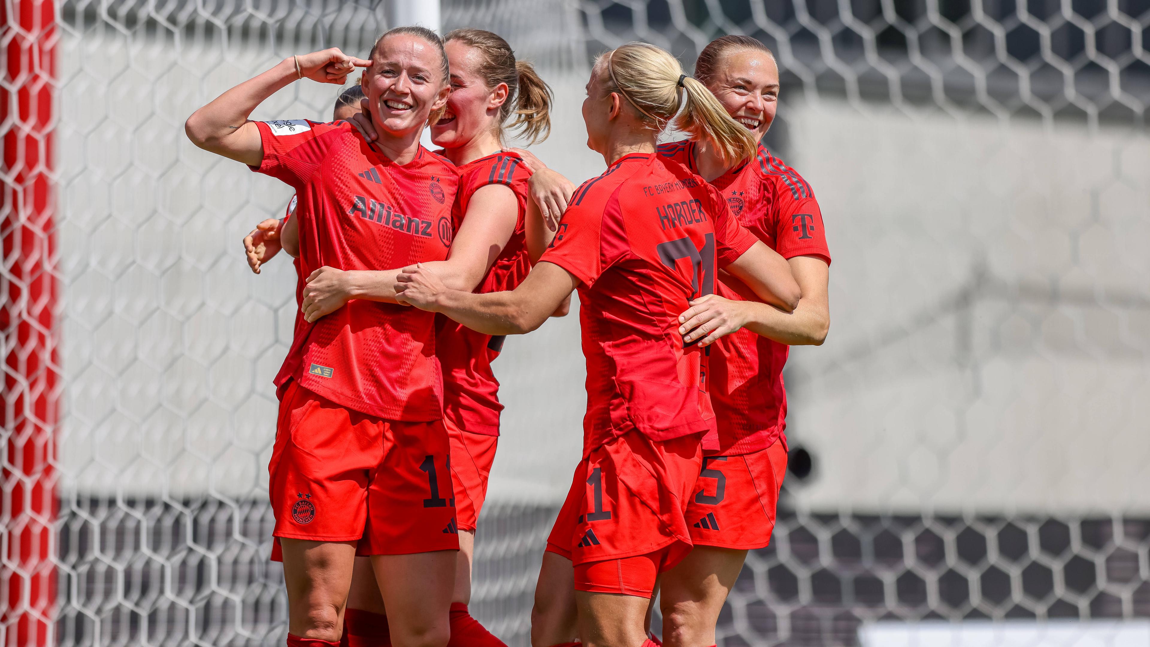 Münchens Torschützin Lea Schüller jubelt mit dem Team zum 1:0 gegen Freiburg am 27.04.2025.