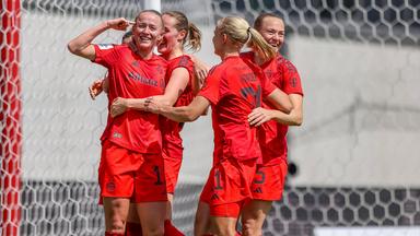 Münchens Torschützin Lea Schüller jubelt mit dem Team zum 1:0 gegen Freiburg am 27.04.2025.