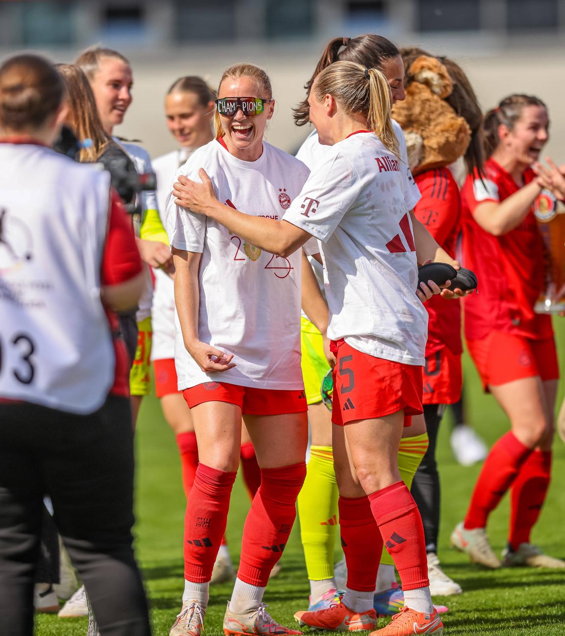 Die Spielerinnen des FC Bayern München feiern die Deutsche Meisterschaft.