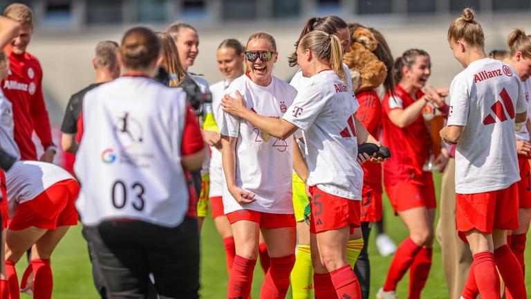 Die Spielerinnen des FC Bayern München feiern die Deutsche Meisterschaft.
