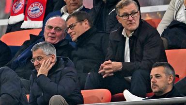 Ehrenpräsident Uli Hoeneß, FC-Bayern-Sportvorstand Max Eberl und Vorstandsvorsitzender Jan-Christian Dreesen (von links) sitzen auf der Tribüne und verfolgen das Spiel gegen FC Brügge. Unten Präsident Herbert Hainer
