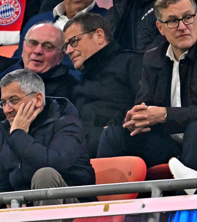Ehrenpräsident Uli Hoeneß, FC-Bayern-Sportvorstand Max Eberl und Vorstandsvorsitzender Jan-Christian Dreesen (von links) sitzen auf der Tribüne und verfolgen das Spiel gegen FC Brügge. Unten Präsident Herbert Hainer