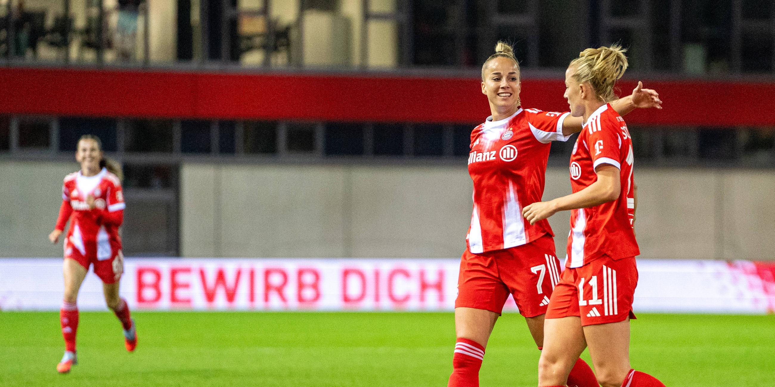 Jubel über das 3:0: Giulia Gwinn (#7) und Lea Schüller (#11) vom FC Bayern feiern beim Google Pixel Frauen-Bundesligaspiel gegen den SC Freiburg am 23.09.2025.