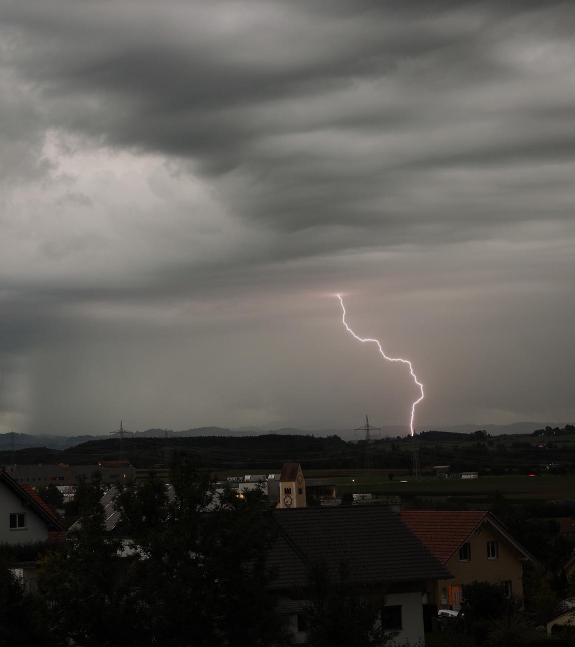 Ein Blitz zuckt bei einem Gewitter bei Memmingen in Bayern.