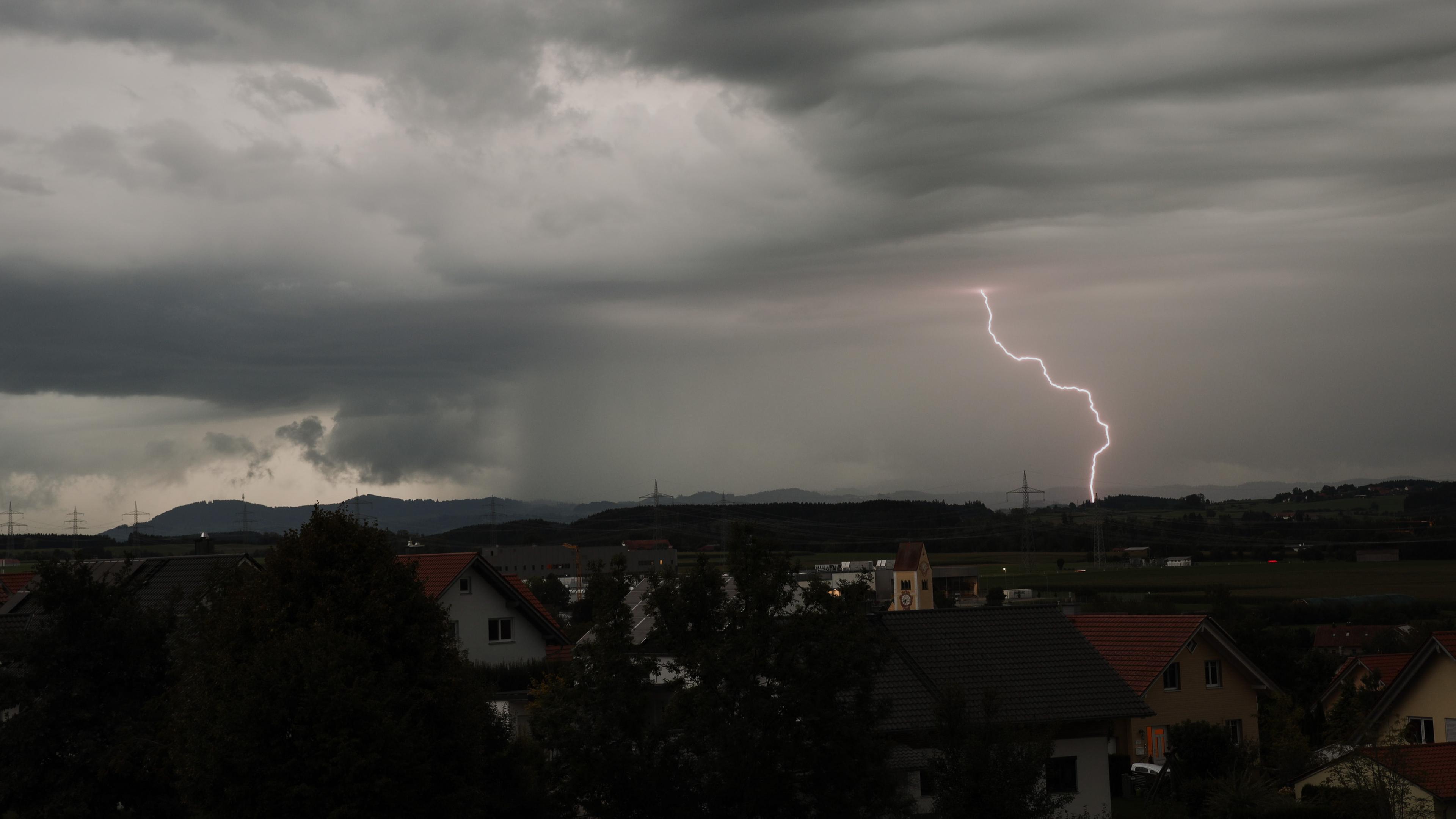 Ein Blitz zuckt bei einem Gewitter bei Memmingen in Bayern.