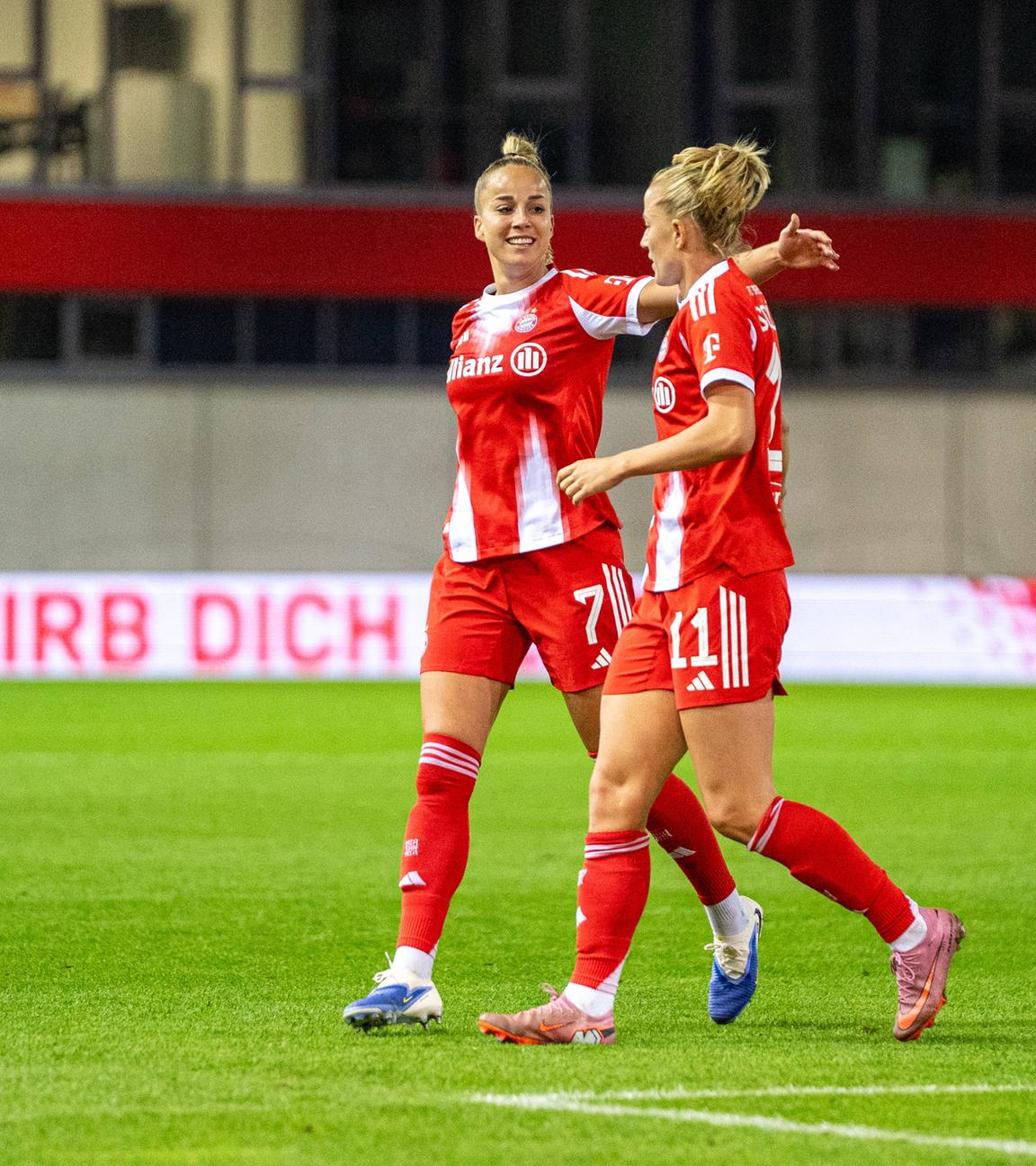 Bayern Münchens Giulia Gwinn und Lea Schüller im Torjubel gegen Freiburg