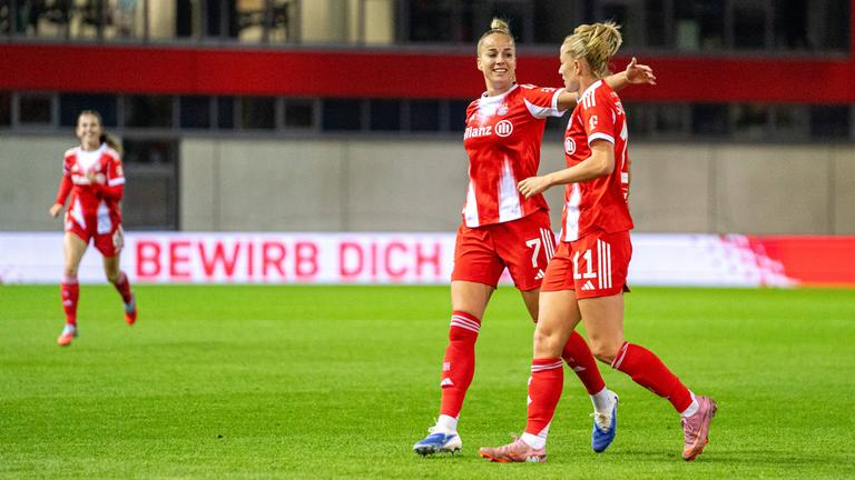 Bayern Münchens Giulia Gwinn und Lea Schüller im Torjubel gegen Freiburg