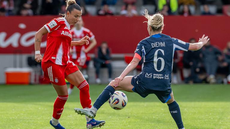 Zweikampf zwischen Arianna Caruso (FC Bayern Muenchen Frauen, #27) und Vanessa Diehm (TSG 1899 Hoffenheim, #06)
