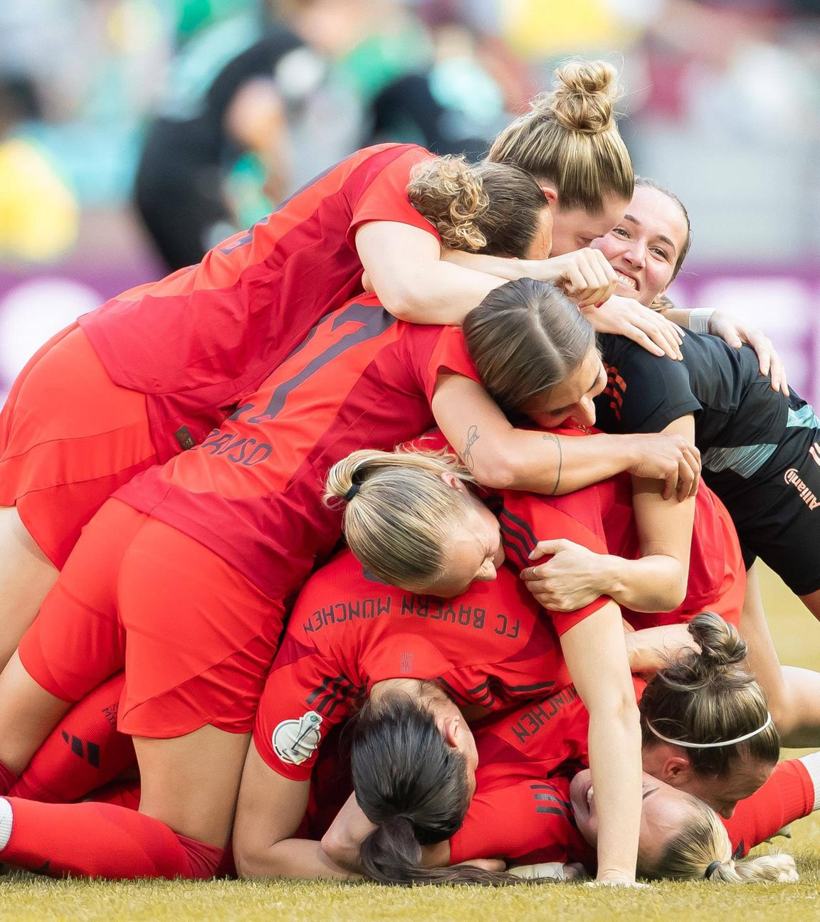 Rudelbildung nach Abpfiff: Die Bayern-Frauen holen erstmals das Double.