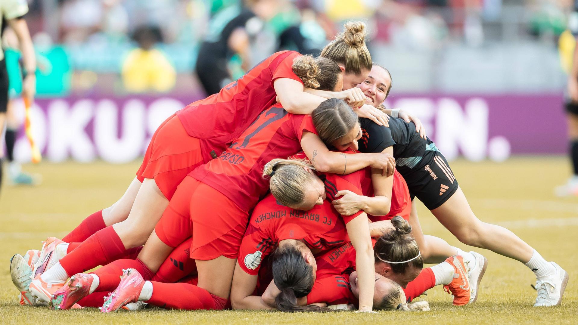 Rudelbildung nach Abpfiff: Die Bayern-Frauen holen erstmals das Double.