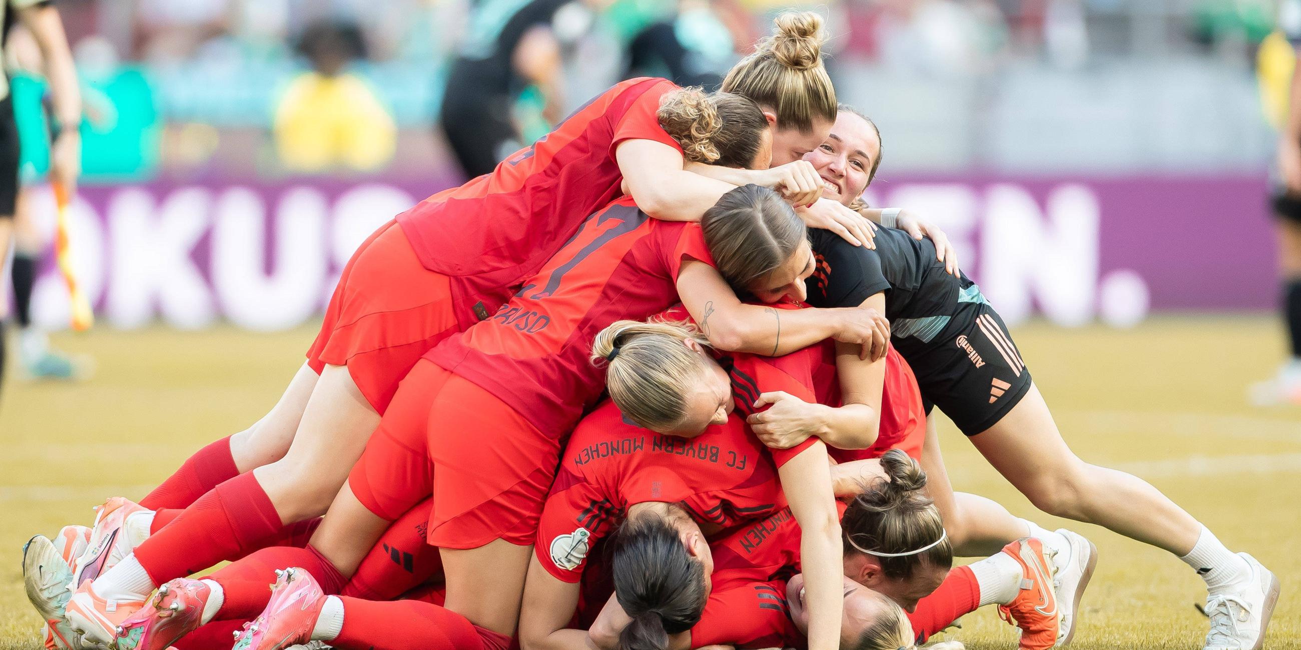 Rudelbildung nach Abpfiff: Die Bayern-Frauen holen erstmals das Double.