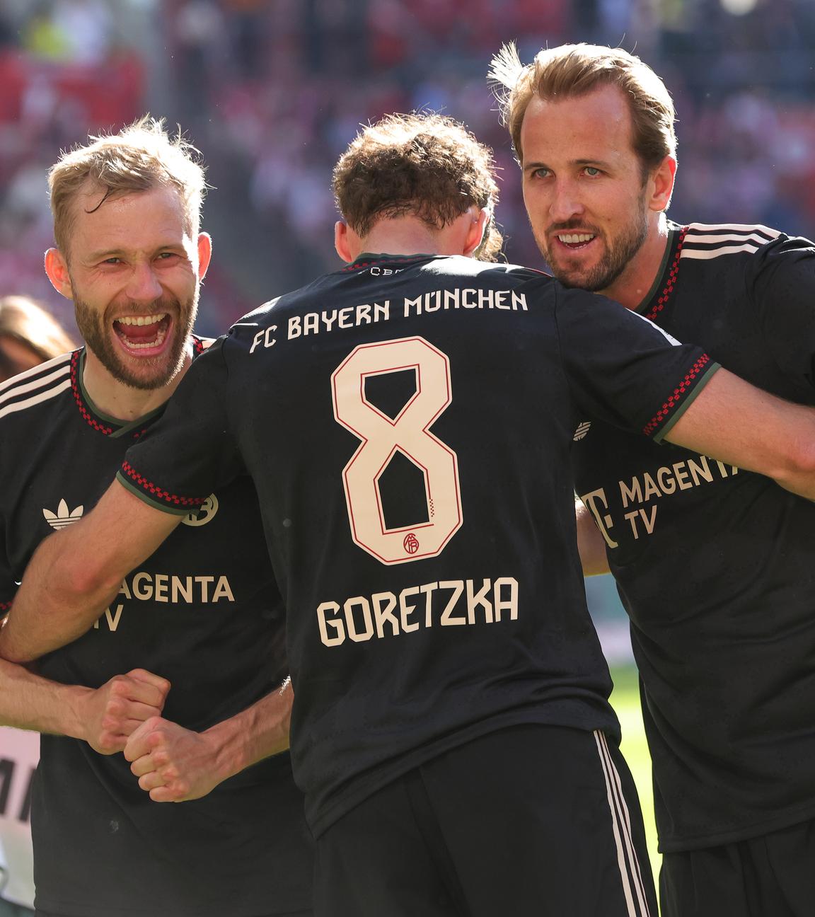 Nach dem 4:3 Sieg gegen den 1. FSV Mainz 05 jubeln Harry Kane, Konrad Laimer und Leon Goretzka zusammen vor der Gästekurve