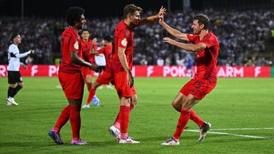 Bayern Münchens Torschütze Thomas Müller jubelt mit seinem Teamkollegen