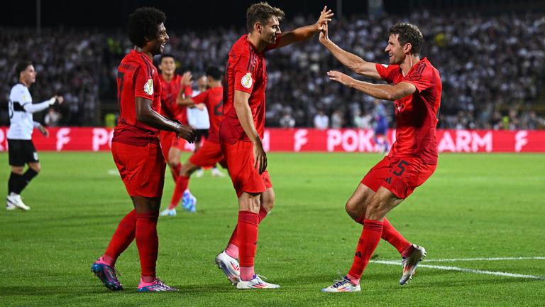 Bayern Münchens Torschütze Thomas Müller jubelt mit seinem Teamkollegen