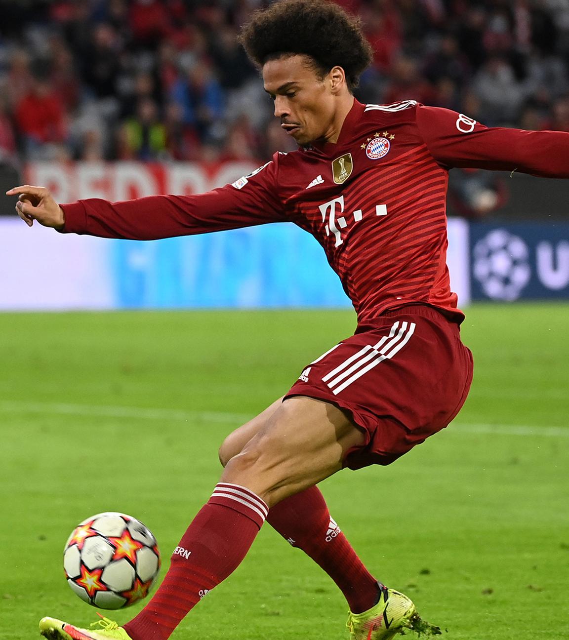 29.09.2021, Bayern, München: Fußball: Champions League, Bayern München - Dynamo Kiew, Gruppenphase, Gruppe E, 2. Spieltag in der Allianz Arena. Münchens Leroy Sane und Kiews Illja Sabarnyj (l) in Aktion.