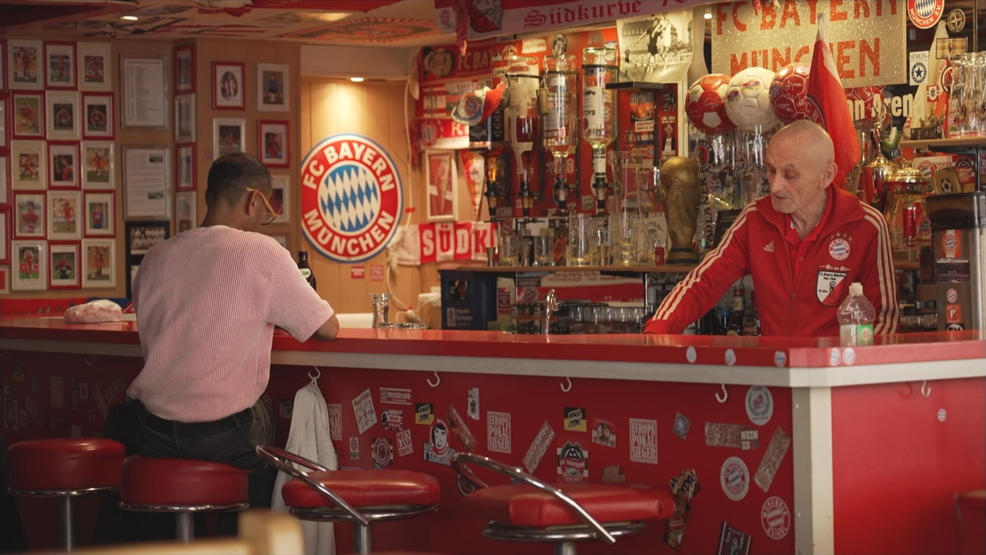 Auf dem Bild ist eine Kneipe des Fußball-Vereins Bayern München zu sehen.