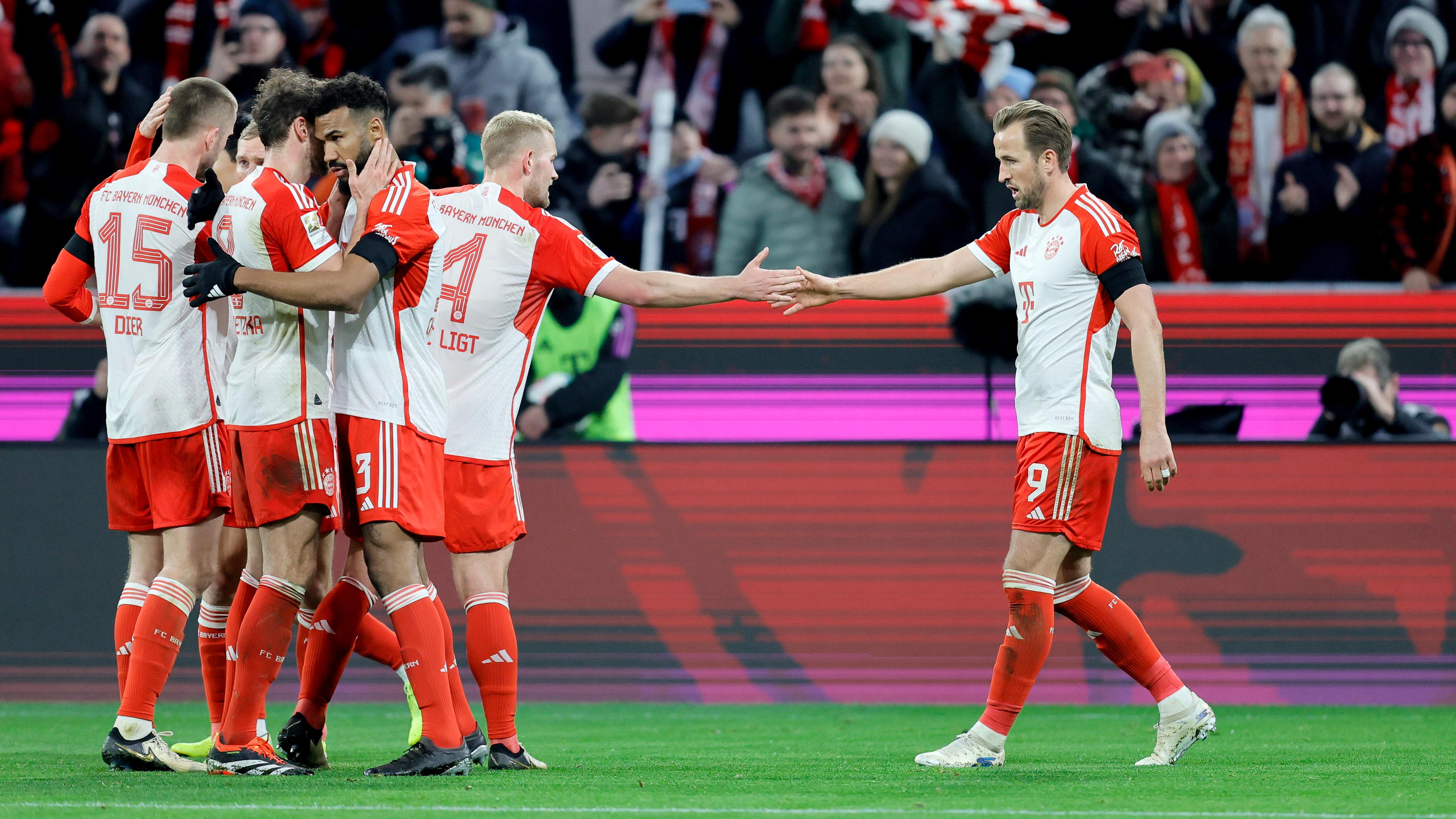 Münchens Harry Kane bejubelt sein Tor mit seinen Teamkollegen.