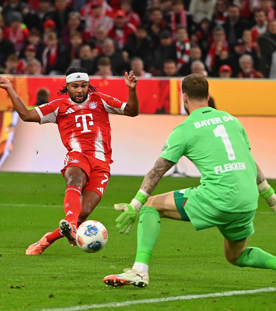 Serge Gnabry und Mark Flekken in München am 01.11.25