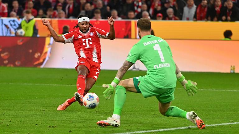 Serge Gnabry und Mark Flekken in München am 01.11.25