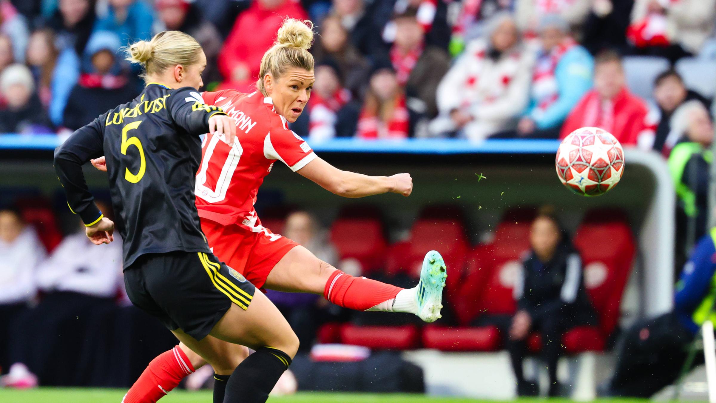 Linda Dallmann (10, FC Bayern München) und Hanna Lundkvist (5, Manchester United, ManU beim Spiel zwischen FC Bayern München gegen Manchester United